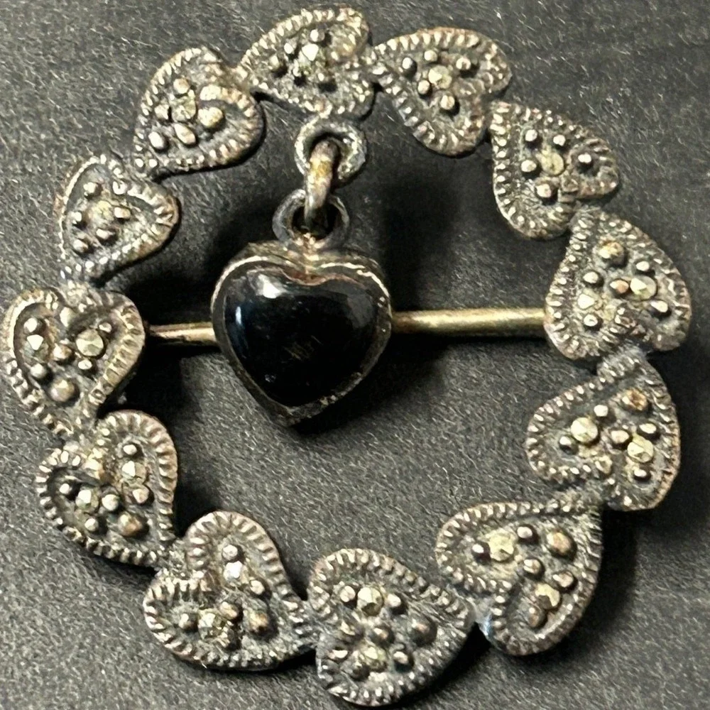Unbranded Heart Wreath Brooch Women OS Silver‎ Black Good Marcasite Dangle Charm